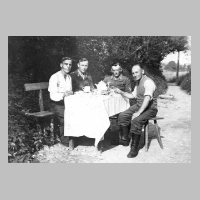 080-0001 Willi Stein aus Pregelswalde (zweiter von rechts) auf Heimaturlaub. Er trinkt mit seinen alten Freunden Kaffee.jpg